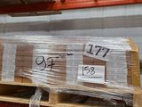 une palette chargée de nombreux cartons dans un entrepôt