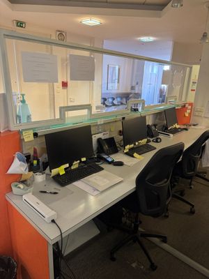 un bureau sur lequel se trouvent deux écrans d'ordinateur et un ordinateur portable