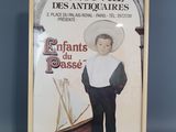 affiche représentant un homme en chemise blanche et pantalon noir, debout à côté d'un bateau