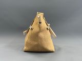 un gros plan d'un sac en paille posé sur une surface grise