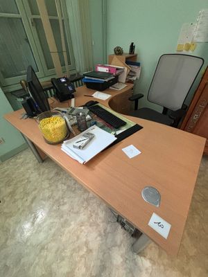 un bureau sur lequel se trouvent tout un tas d'objets