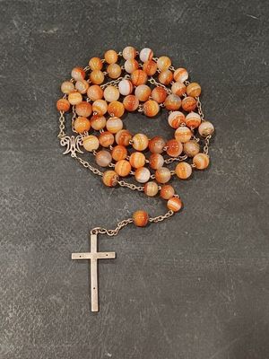 Chapelet en cornaline , la Croix en métal argenté, le Christ…