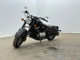 une moto noire garée sur un parking