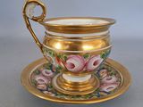 une tasse et une soucoupe sur une soucoupe sur une table