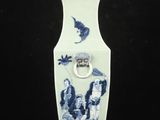un vase bleu et blanc avec un oiseau dessus