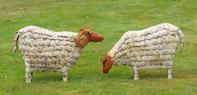 deux moutons qui se tiennent côte à côte dans l'herbe