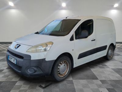 la photo d'une camionnette blanche sur un sol en damier