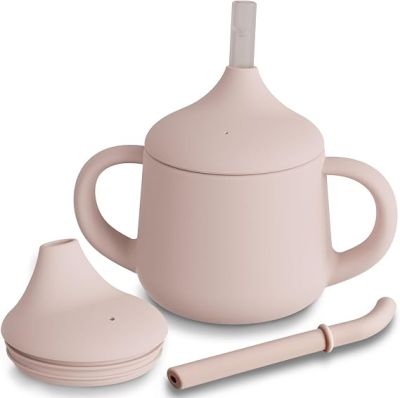 une théière rose avec une cuillère à côté, sur fond blanc