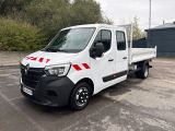 un camion blanc avec des bandes rouges garé sur un parking