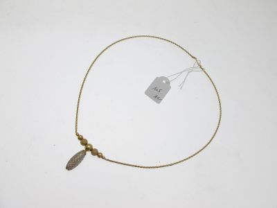 un collier en or orné d'un pendentif en forme d'oiseau et d'une étiquette