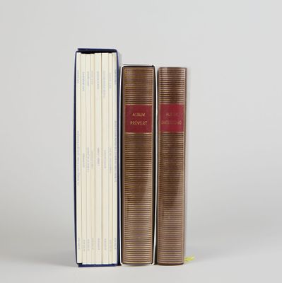 deux livres posés l'un à côté de l'autre sur une surface blanche