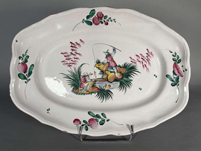 une assiette avec l'image d'un homme et d'un chien