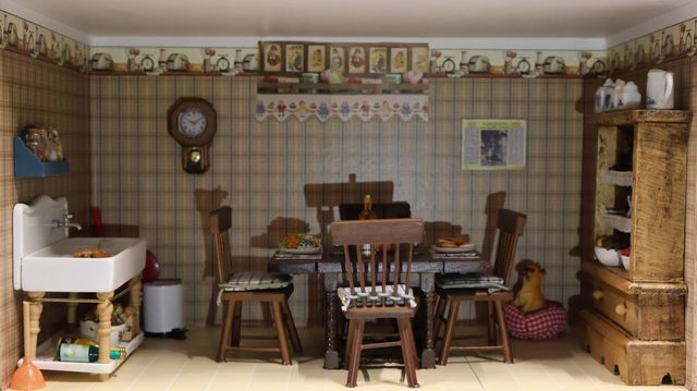 Diorama. Composition miniature, dans une vitrine en bois, vitre e...