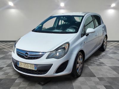 une photo d'une Opel blanche garée dans une pièce