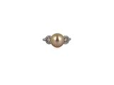 gros plan d'une bague en perles et diamants sur fond blanc