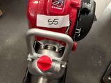 une petite machine rouge posée par terre