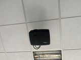 un ventilateur de plafond fixé au plafond d'une pièce