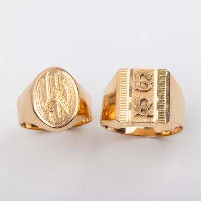 deux bagues en or portant les initiales de deux hommes et d'une femme