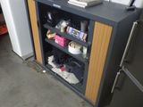 une étagère sur laquelle sont posées plein de chaussures