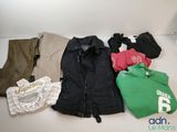 un tas de vêtements posés sur une table