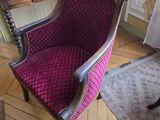 une chaise qui se trouve dans une pièce, près d'une table