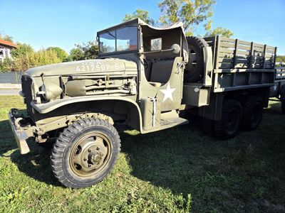 un camion militaire garé dans l'herbe