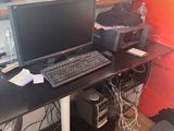 un homme assis à un bureau sur lequel se trouve un ordinateur