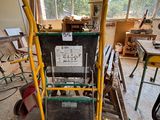 un chariot jaune et noir dans une pièce remplie d'outils
