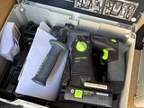 une boîte à outils posée par terre
