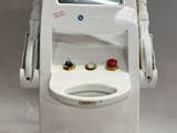 une image représentant des toilettes blanches sur lesquelles est posé un écran