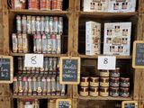 de nombreux bocaux de conserve sur les rayons du magasin