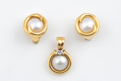 un ensemble de trois pendentifs en perles et diamants