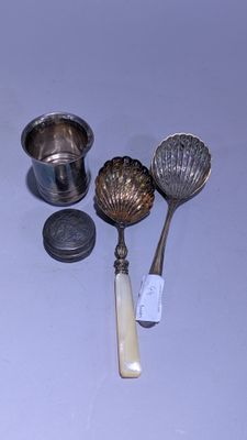 trois cuillères et une cuillère doseuse posées sur une table