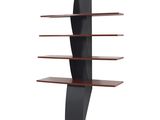 une étagère noire et marron comportant trois tablettes de chaque côté