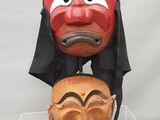 deux masques en bois exposés dans une vitrine