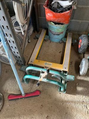 un tas d'objets et d'outils divers dans un garage