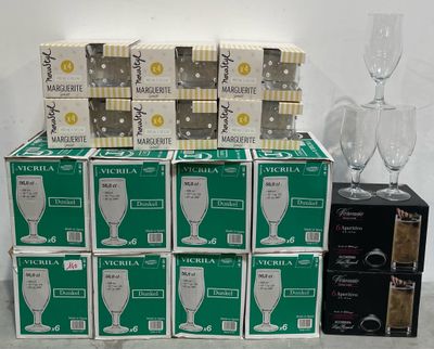 Plusieurs cartons de verres à vin sont empilés les uns sur les autres