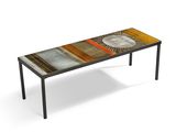 un gros plan d'une table avec un plateau en verre et des pieds en métal