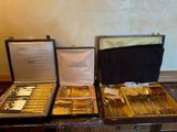 deux valises contenant de l'argenterie, posées sur une table