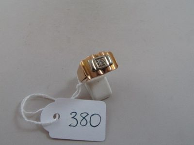 une bague en or sertie d'un diamant, avec une étiquette de prix attachée