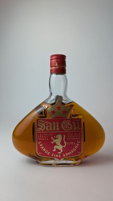 une image représentant une bouteille d'alcool dont l'étiquette est ornée d'un lion