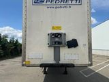 une photo d'un camion de livraison garé sur un parking