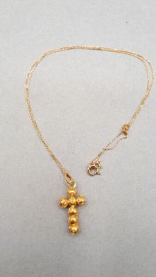 un collier plaqué or orné d'un petit ours en or