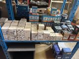 de nombreuses boîtes sur l'étagère dans la pièce