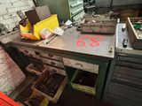 une photo d'un établi dans un atelier, avec des outils