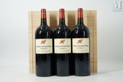 trois bouteilles de vin dans un coffret en bois sur une surface blanche