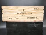 une boîte en bois sur laquelle est collée une étiquette, posée sur une table