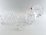 de nombreux morceaux de verre posés sur une surface blanche