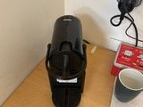 une cafetière et une tasse posées sur une table