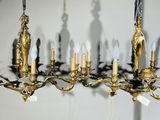 un grand lustre auquel sont suspendues de nombreuses ampoules